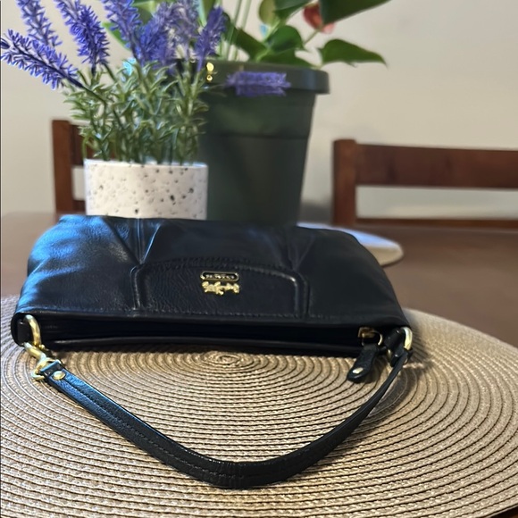 SOLD SOLD Coach Black and Gold Leather Shoulder Bag with Structured Design - Picture 6 of 8